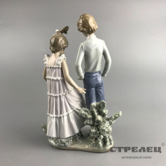 картинка фарфоровая статуэтка «мальчик с девочкой». lladro. испания