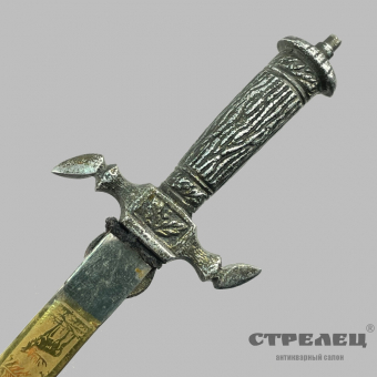 картинка — миниатюра охотничьего кинжала с украшенным клинком