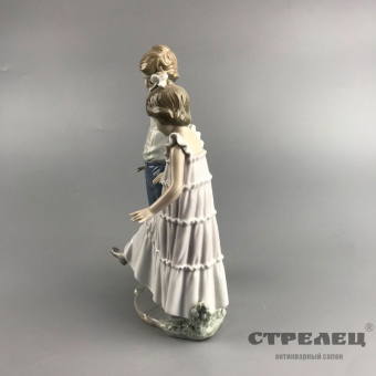 картинка фарфоровая статуэтка «мальчик с девочкой». lladro. испания